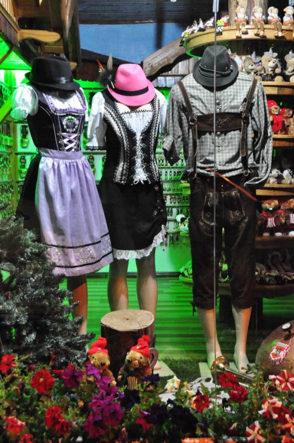 Roupas típicas austríacas vendidas em Treze Tilias, em Santa Catarina